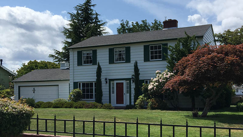 The front lawn o the Tacoma home
